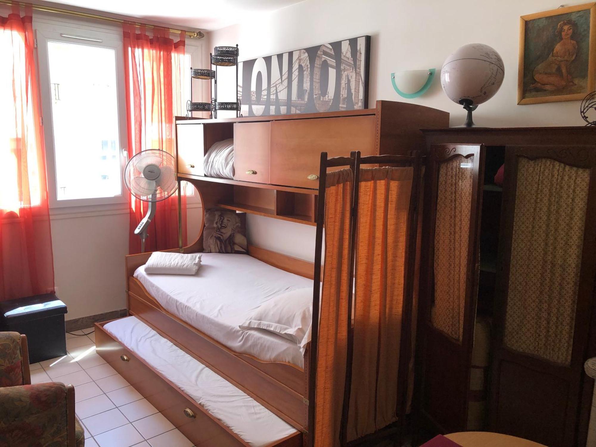Studio Pigalle De 25 M2 - 2 Lits Simples Type Gigogne Pour 2 Personnes - Coeur Touristique De Paris - 2 Minutes De La Station Metro Pigalle ,Petit Train Vers La Butte Montmartre-Cabarets Moulin Rouge,Chez Michou-Restaurants Bouillon Pigalle,Berliner Екстер'єр фото
