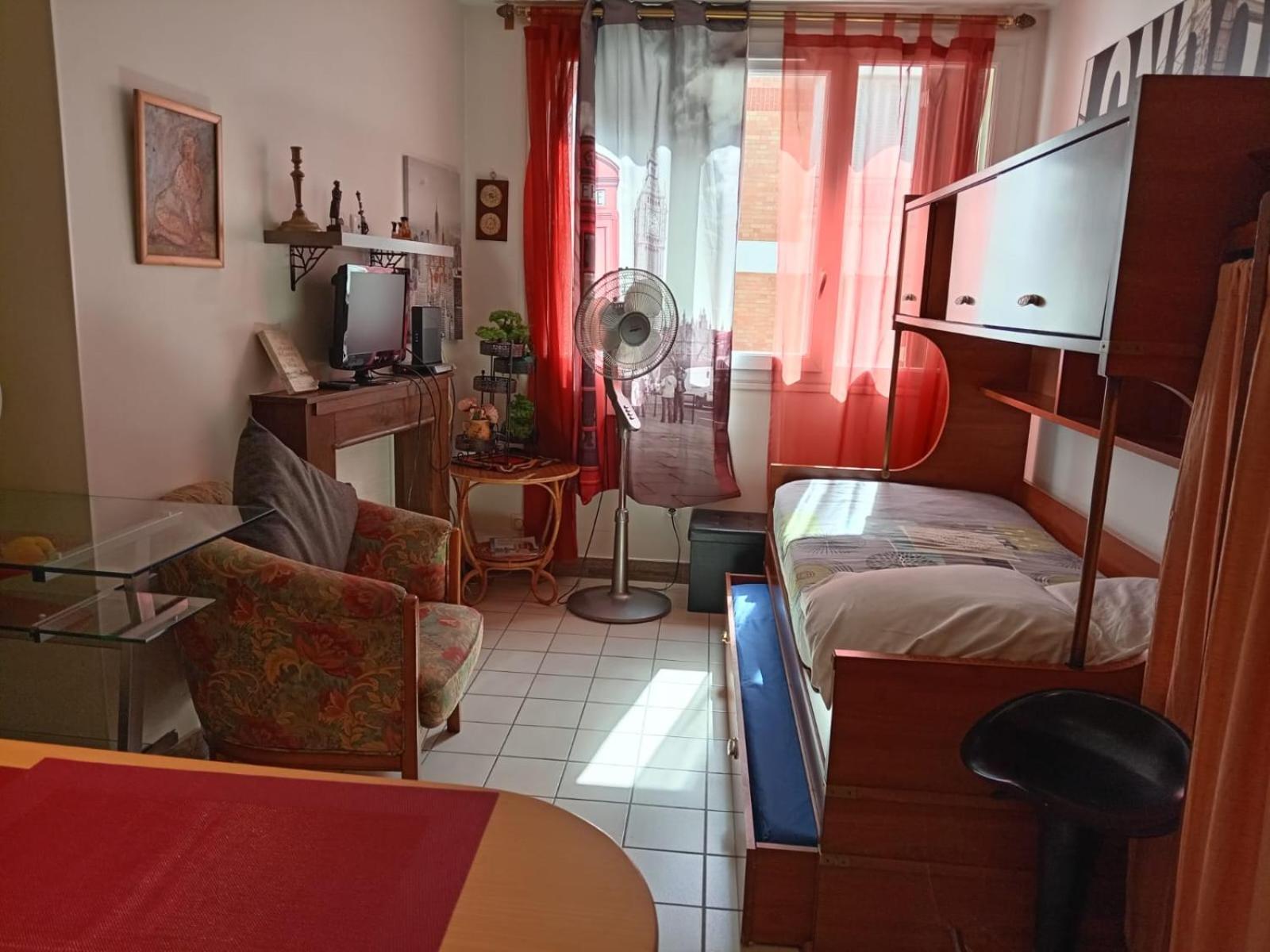 Studio Pigalle De 25 M2 - 2 Lits Simples Type Gigogne Pour 2 Personnes - Coeur Touristique De Paris - 2 Minutes De La Station Metro Pigalle ,Petit Train Vers La Butte Montmartre-Cabarets Moulin Rouge,Chez Michou-Restaurants Bouillon Pigalle,Berliner Екстер'єр фото